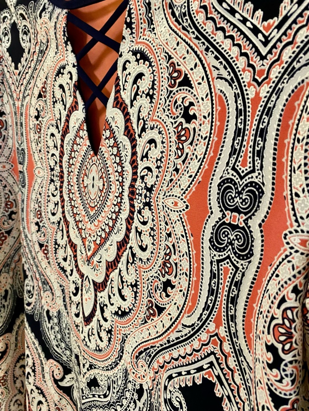 Roz & Ali Paisley Criss-Cross V-Neck Dress in Coral, Black & White - Size 16 - Picture 2 of 4
